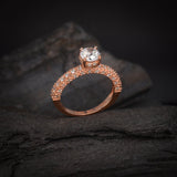 Anillo de compromiso con diamante de laboratorio central de .50ct corte brillante con certificado IGI y 48 diamantes naturales laterales elaborado en oro rosa de 14k