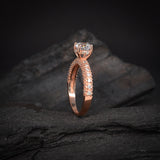 Anillo de compromiso con moissanita de .50ct corte brillante con certificado GRA y 48 diamantes naturales laterales elaborado en oro rosa de 14k