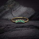 Media churumbela con esmeraldas naturales elaborado en oro amarillo de 14k