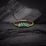 Media churumbela con esmeraldas naturales elaborado en oro amarillo de 18k