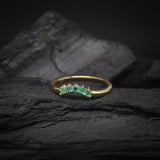 Media churumbela con esmeraldas naturales elaborado en oro amarillo de 18k