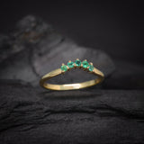 Media churumbela con esmeraldas naturales elaborado en oro amarillo de 18k