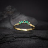 Media churumbela con esmeraldas naturales elaborado en oro amarillo de 14k