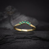 Media churumbela con esmeraldas naturales elaborado en oro amarillo de 18k