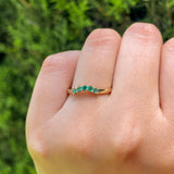 Media churumbela con esmeraldas naturales elaborado en oro amarillo de 18k