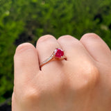 Anillo de compromiso con rubí natural AAA de 1.0ct corte brillante y 24 diamantes naturales laterales elaborado en oro rosa de 14k