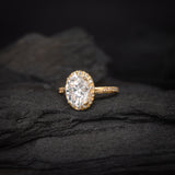 Anillo de compromiso con diamante de laboratorio de 2.0ct corte oval con certificado IGI y 28 diamantes de laboratorio laterales elaborado en oro amarillo de 14k