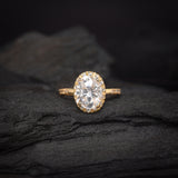 Anillo de compromiso con diamante de laboratorio de 2.0ct corte oval con certificado IGI y 28 diamantes de laboratorio laterales elaborado en oro amarillo de 14k