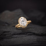 Anillo de compromiso con diamante de laboratorio de 2.0ct corte oval con certificado IGI y 28 diamantes de laboratorio laterales elaborado en oro amarillo de 14k