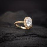 Anillo de compromiso con diamante de laboratorio de 2.0ct corte oval con certificado IGI y 28 diamantes de laboratorio laterales elaborado en oro amarillo de 14k