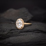 Anillo de compromiso con moissanita de 2.0ct corte oval con certificado GRA y 16 moissanitas laterales elaborado en oro amarillo de 14k