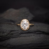 Anillo de compromiso con moissanita de 2.0ct corte oval con certificado GRA y 16 moissanitas laterales elaborado en oro amarillo de 14k