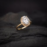 Anillo de compromiso con moissanita de 2.0ct corte oval con certificado GRA y 16 moissanitas laterales elaborado en oro amarillo de 14k