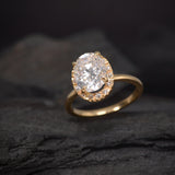 Anillo de compromiso con moissanita de 2.0ct corte oval con certificado GRA y 16 moissanitas laterales elaborado en oro amarillo de 14k