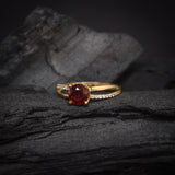 Anillo de compromiso con granate natural de 1.0ct corte brillante y 20 diamantes naturales laterales elaborado en oro amarillo de 14k