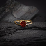 Anillo de compromiso con granate natural de 1.0ct corte brillante y 20 diamantes naturales laterales elaborado en oro amarillo de 14k