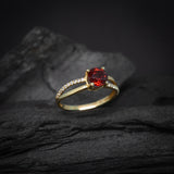 Anillo de compromiso con granate natural de 1.0ct corte brillante y 20 diamantes naturales laterales elaborado en oro amarillo de 14k