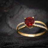 Anillo de compromiso con granate natural de 1.0ct corte brillante y 20 diamantes naturales laterales elaborado en oro amarillo de 14k