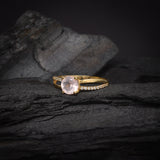 Anillo de compromiso con cuarzo rosa de 1.0ct corte brillante y 20 diamantes naturales laterales elaborado en oro amarillo de 14 kilates