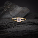 Anillo de compromiso con cuarzo rosa de 1.0ct corte brillante y 20 diamantes naturales laterales elaborado en oro amarillo de 14 kilates