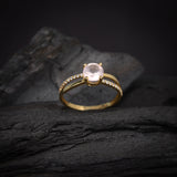 Anillo de compromiso con cuarzo rosa de 1.0ct corte brillante y 20 diamantes naturales laterales elaborado en oro amarillo de 14 kilates