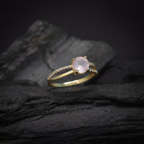 Anillo de compromiso con cuarzo rosa de 1.0ct corte brillante y 20 diamantes naturales laterales elaborado en oro amarillo de 14 kilates