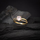 Anillo de compromiso con cuarzo rosa de 1.0ct corte brillante y 20 diamantes naturales laterales elaborado en oro amarillo de 14 kilates
