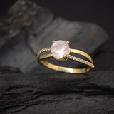 Anillo de compromiso con cuarzo rosa de 1.0ct corte brillante y 20 diamantes naturales laterales elaborado en oro amarillo de 14 kilates