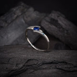 Anillo de compromiso con zafiro natural de .20ct corte brillante y 2 cristales laterales elaborado en plata .930