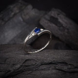 Anillo de compromiso con zafiro natural de .20ct corte brillante y 2 cristales laterales elaborado en plata .930