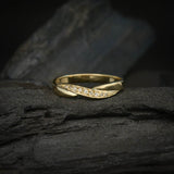 Par de argollas de matrimonio macizas de 4mm y 3mm con incrustación de cristales (mitad de la pieza) elaboradas en oro amarillo de 18k