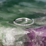 Media churumbela con cristales elaborada en oro blanco de 14k