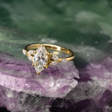 Anillo de compromiso con diamante natural de 1.0ct corte marquise con certificación GIA y 6 diamantes naturales laterales elaborado en oro amarillo de 14k