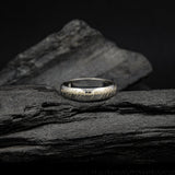 Argolla de matrimonio de 4mm maciza personalizada elaborada en oro blanco de 18k