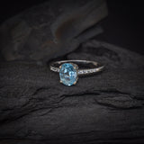 Anillo de compromiso con topacio natural corte oval y cristales laterales elaborado en plata .925