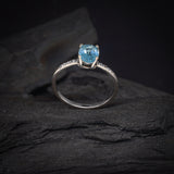 Anillo de compromiso con topacio natural corte oval y cristales laterales elaborado en plata .925