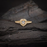 Anillo de compromiso con diamante natural central de .40ct corte corazón con certificación GIA y 34 diamantes naturales laterales elaborado en oro amarillo de 14k