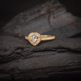 Anillo de compromiso con diamante natural central de .40ct corte corazón con certificación GIA y 34 diamantes naturales laterales elaborado en oro amarillo de 14k