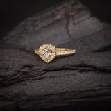 Anillo de compromiso con moissanita de .50ct corte corazón con certificado GRA y 34 diamantes naturales laterales elaborado en oro amarillo de 14k