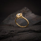 Anillo de compromiso con diamante natural central de .40ct corte corazón con certificación GIA y 34 diamantes naturales laterales elaborado en oro amarillo de 14k