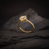 Anillo de compromiso con moissanita de .50ct corte corazón con certificado GRA y 34 diamantes naturales laterales elaborado en oro amarillo de 14k