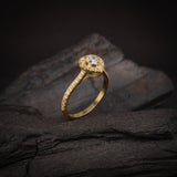 Anillo de compromiso con moissanita de .50ct corte corazón con certificado GRA y 34 diamantes naturales laterales elaborado en oro amarillo de 14k