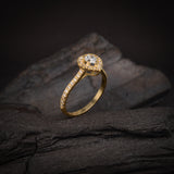 Anillo de compromiso con diamante natural central de .40ct corte corazón con certificación GIA y 34 diamantes naturales laterales elaborado en oro amarillo de 14k