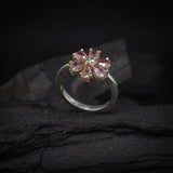 Anillo de compromiso con diamante natural de .15ct y cristales rosas laterales elaborado en plata .925