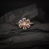 Anillo de compromiso con diamante natural de .15ct y cristales rosas laterales elaborado en plata .925