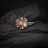 Anillo de compromiso con diamante natural de .15ct y cristales rosas laterales elaborado en plata .925
