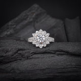 Anillo de compromiso con moissanita de .50ct corte brillante con certificado GRA y moissanitas laterales elaborado en oro blanco de 14k