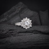 Anillo de compromiso con moissanita de .50ct corte brillante con certificado GRA y moissanitas laterales elaborado en oro blanco de 14k