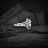 Anillo de compromiso con moissanita de .50ct corte brillante con certificado GRA y moissanitas laterales elaborado en oro blanco de 14k