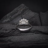 Anillo de compromiso con moissanita de .50ct corte brillante con certificado GRA y moissanitas laterales elaborado en oro blanco de 14k